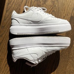 White Nike sneakers-excellent condition